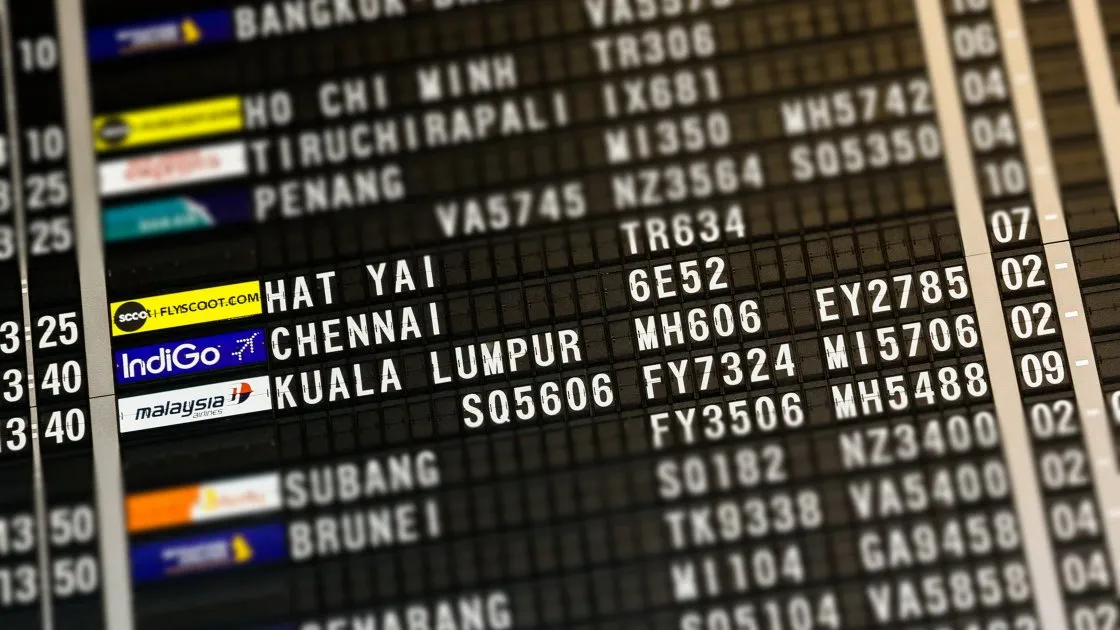 ავიარეისების დაფა ჰონგ კონგის აეროპორტში