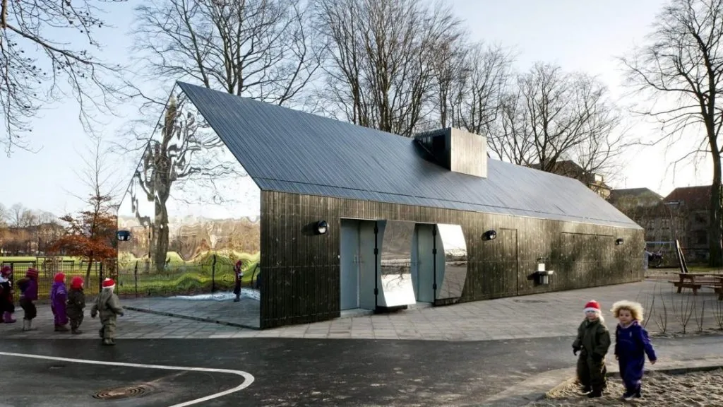 სარკიანი სახლი