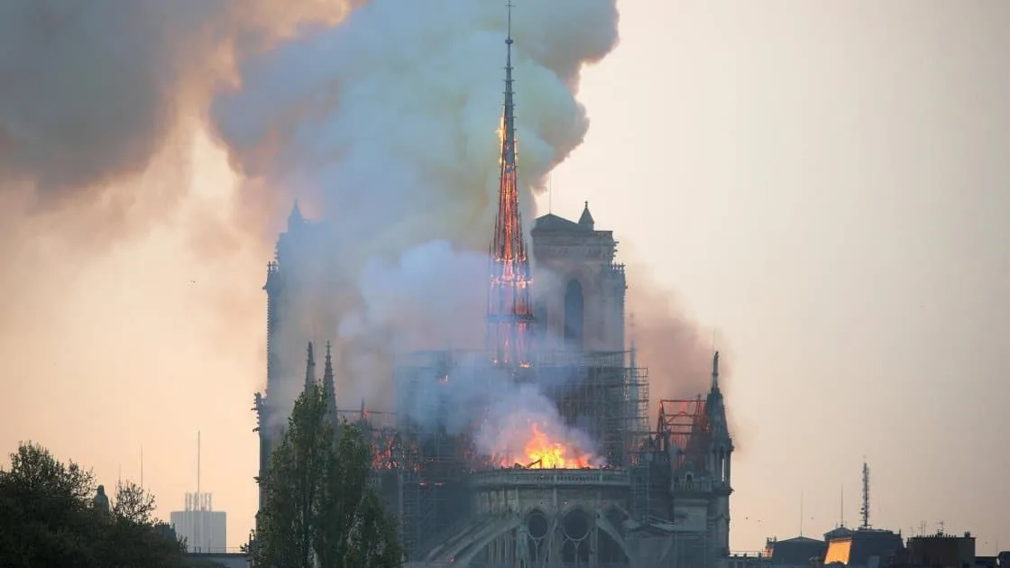 ხანძარი ნოტრ-დამში: გადარჩენილ რელიქვიებს ლუვრში გადაიტანენ