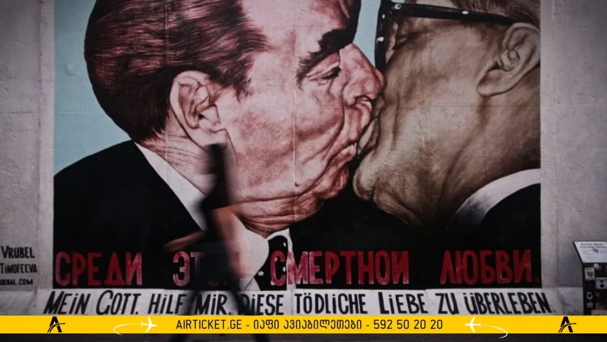 ბრეჟნევის და ჰანეკერის კოცნა